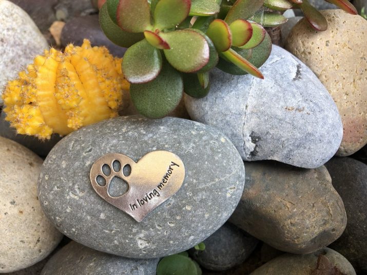 metal in memoriam dog paw heart sitting on rocks